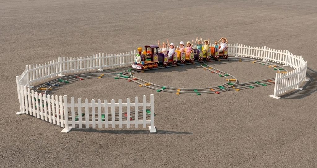 Kindereisenbahn mieten mit umlaufendem Zaun als Sicherheit