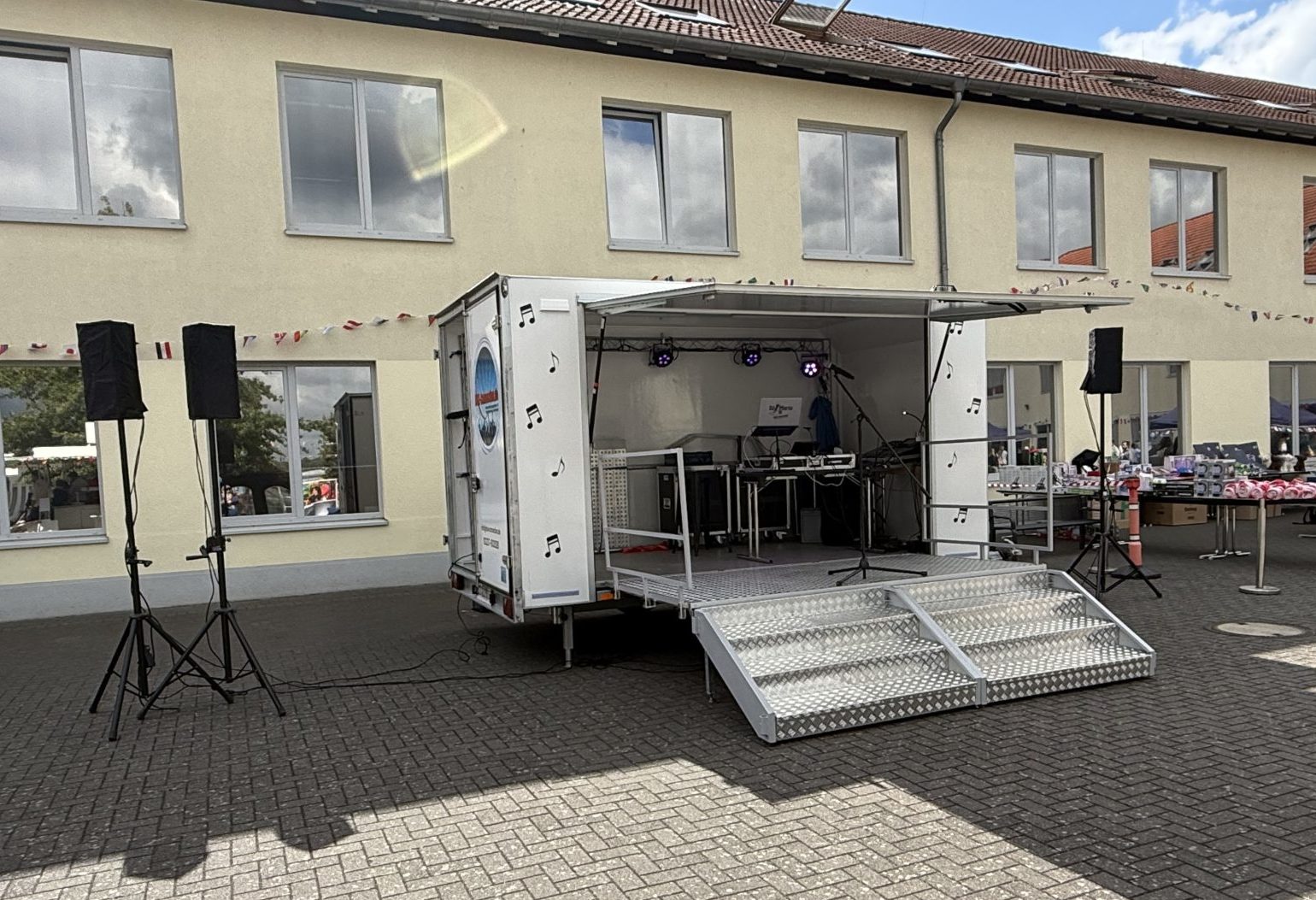 Showbühne, DJ Bühne mieten aus Bornheim bei Brühl, Wesseling zwischen Köln, Bonn