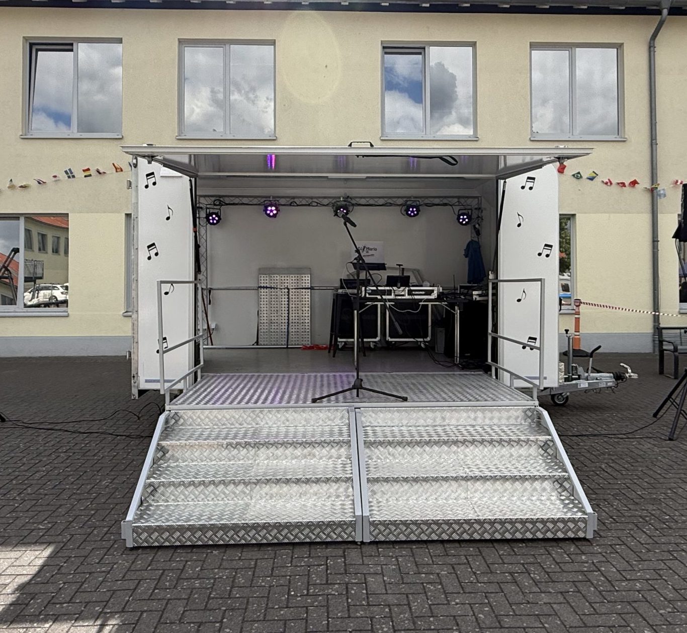 DJ Bühne, Promotionanhänger mieten aus Bornheim bei Brühl, Wesseling zwischen Köln, Bonn